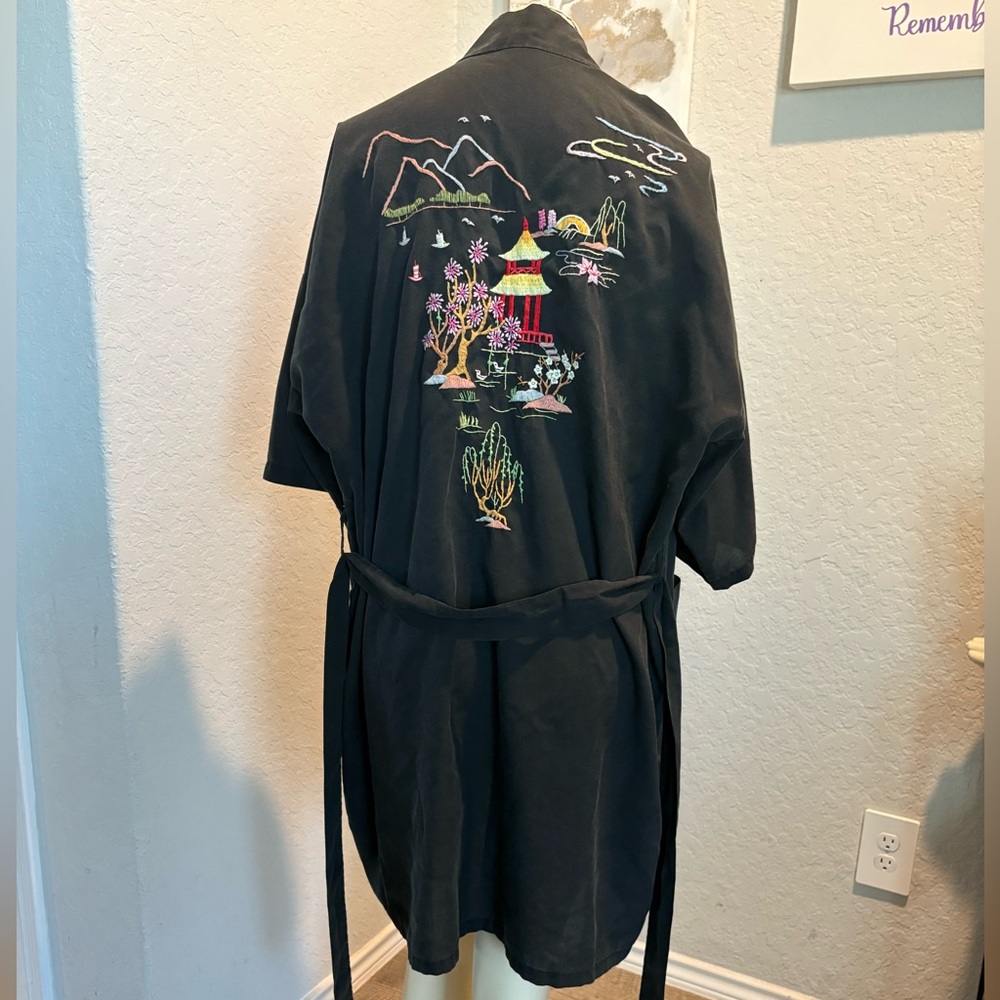 Vintage Asian Hand Embroidered Black Kimono Robe size medium Chinese Art